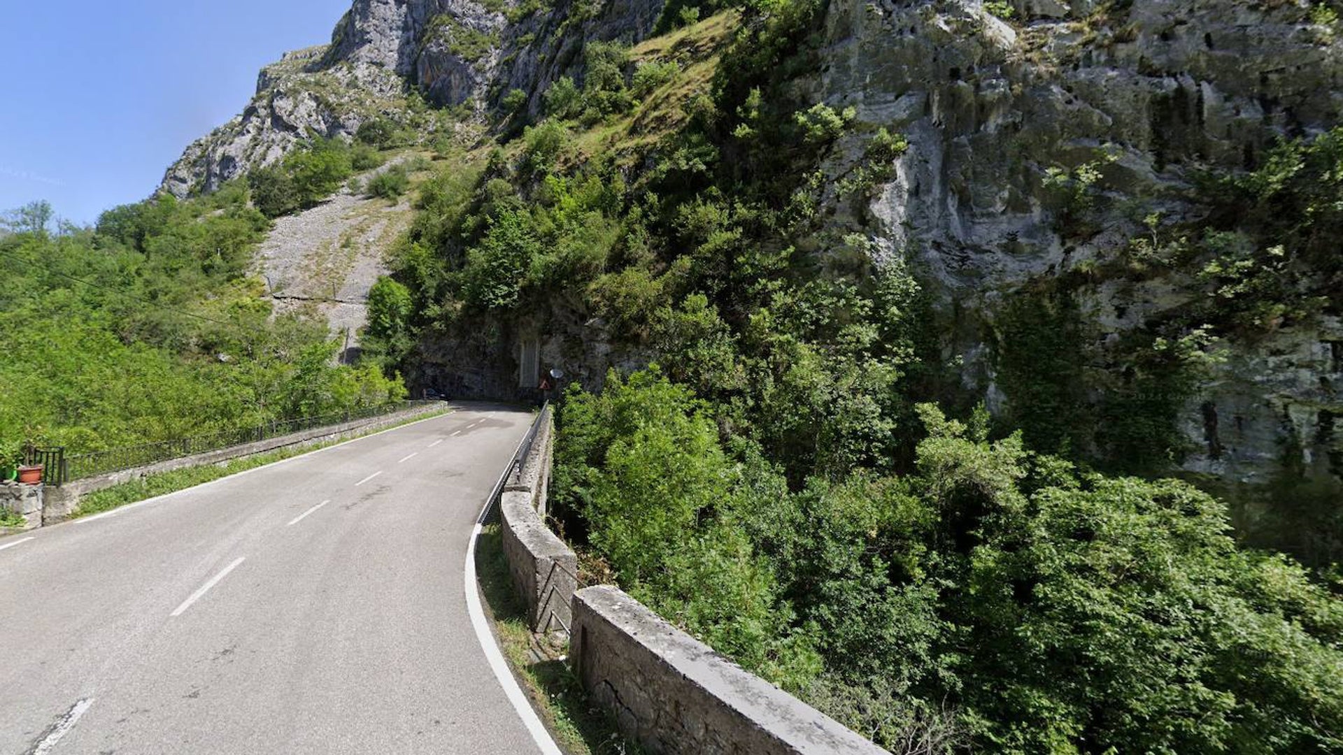 es-la-carretera-m-s-estrecha-de-espa-a-y-se-encuentra-en-castilla-y